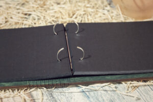 Album foto din lemn VintageBox realizat prin gravare model Farul - Dark Collection