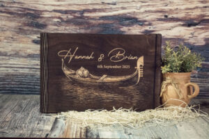 Album foto din lemn VintageBox realizat prin gravare model Calatorie in doi - Dark Collection