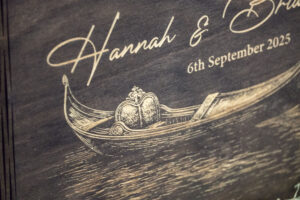 Album foto din lemn VintageBox realizat prin gravare model Calatorie in doi - Dark Collection