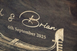 Album foto din lemn VintageBox realizat prin gravare model Calatorie in doi - Dark Collection