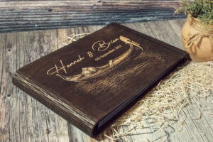 Album foto din lemn VintageBox realizat prin gravare model Calatorie in doi - Dark Collection