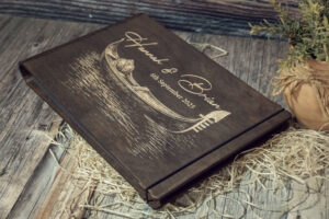 Album foto din lemn VintageBox realizat prin gravare model Calatorie in doi - Dark Collection