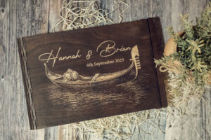 Album foto din lemn VintageBox realizat prin gravare model Calatorie in doi - Dark Collection