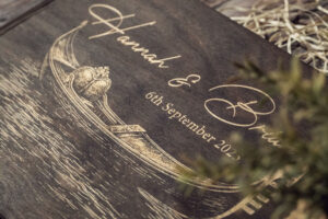 Album foto din lemn VintageBox realizat prin gravare model Calatorie in doi - Dark Collection