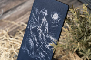 Suport telefon din lemn personalizat prin gravare model Niciodata Pierdut