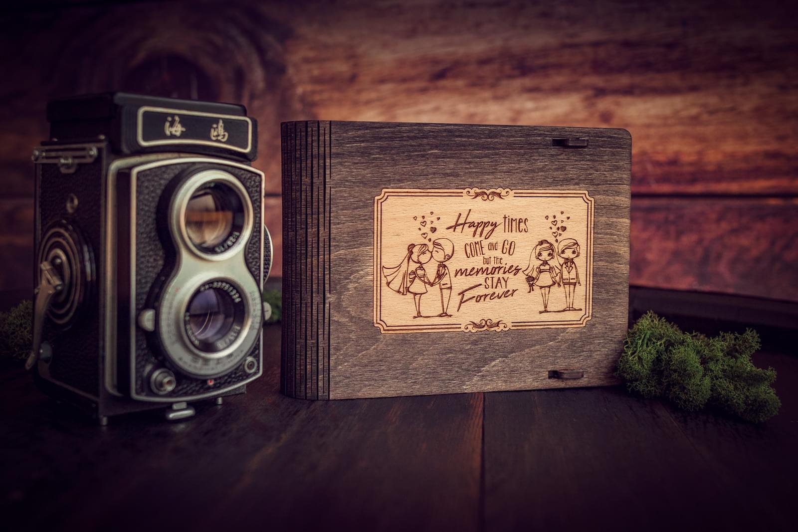 Cutie din lemn medie pentru stick USB - model Tineri Casatoriti