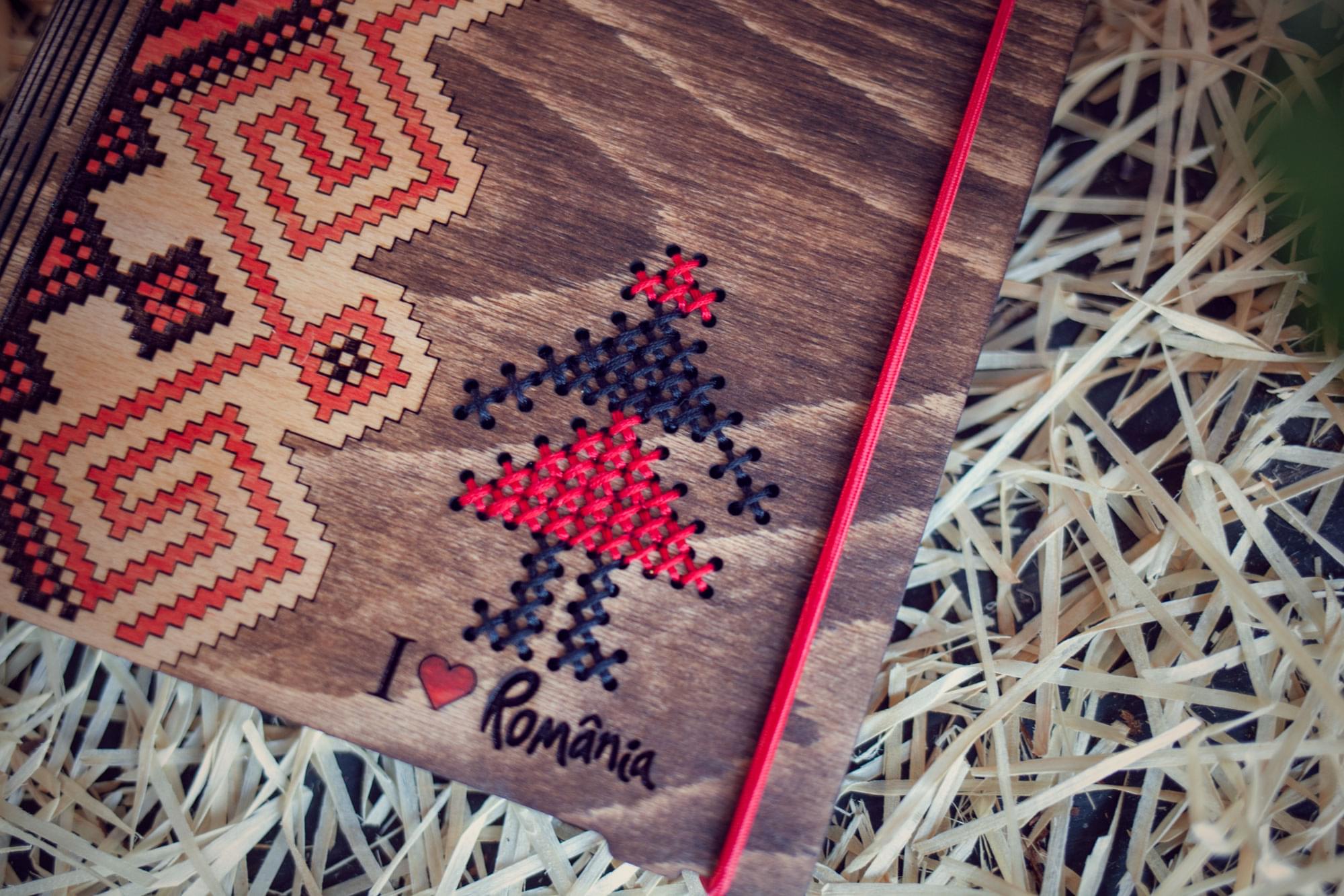 Agenda din lemn, VintageBox, model „Tarancuta”, culoare nuc inchis/natur/rosu